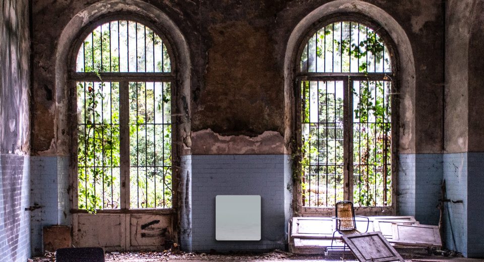 Pannello Celsius appena installato in un edificio abbandonato per anni